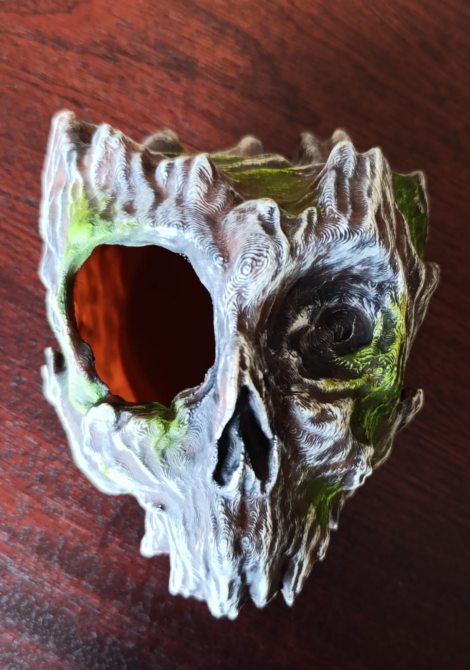 Magnetic feeding ledges and hides
